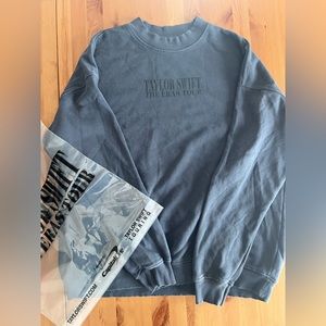 NEW Taylor Swift Eras Tour Crewneck WITH International dates - size Medium